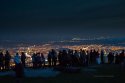 Milovníci turistiky na nočnom výstupe 
