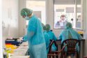 Výskum Univerzity Komenského: Dôvera v druhých zmenšuje strach z koronavírusu
